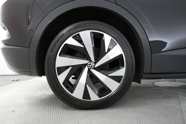2021 Volkswagen ID.4 — photo 17 of 21