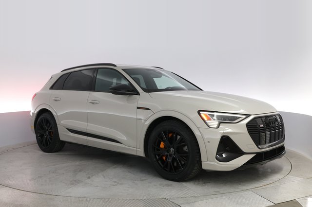 2022 Audi e-tron — photo 11 of 27