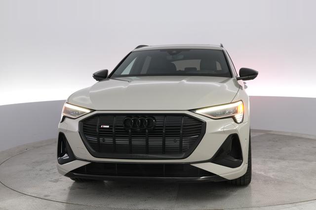 2022 Audi e-tron — photo 9 of 27