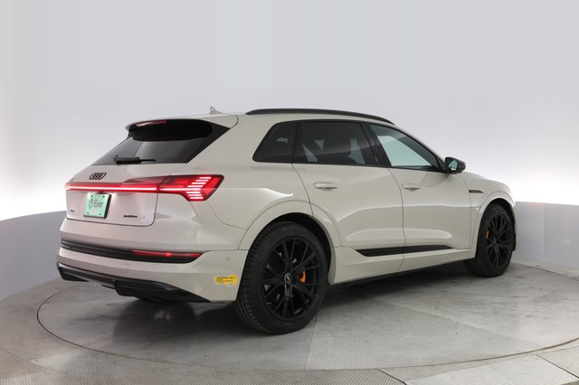 2022 Audi e-tron — photo 2 of 27