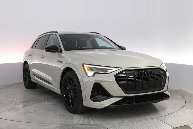 2022 Audi e-tron — photo 10 of 27