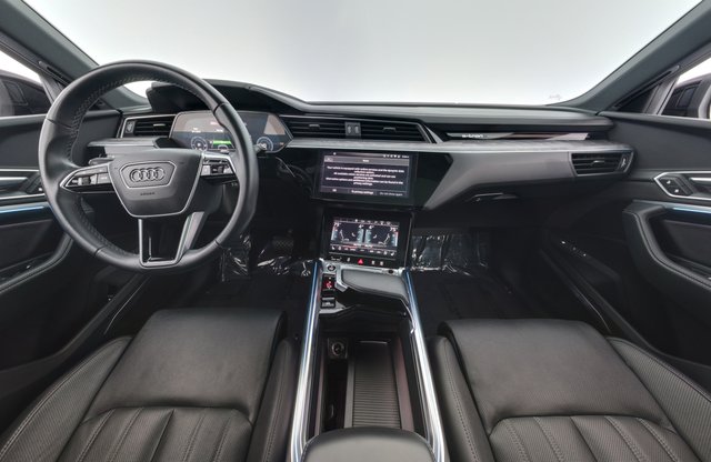 2022 Audi e-tron — photo 21 of 27