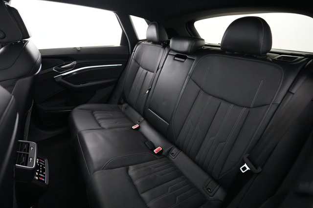 2022 Audi e-tron — photo 18 of 27