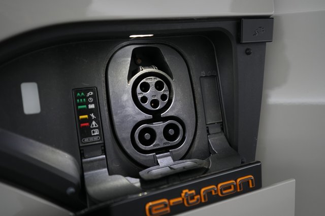 2022 Audi e-tron — photo 8 of 27