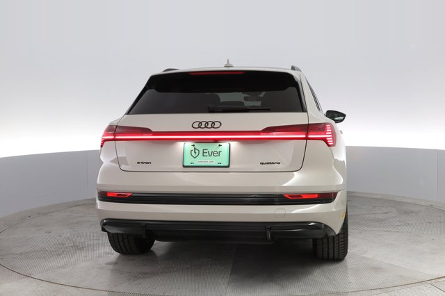 2022 Audi e-tron — photo 12 of 27
