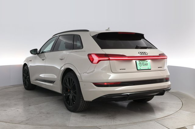 2022 Audi e-tron — photo 13 of 27