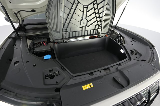 2022 Audi e-tron — photo 25 of 27