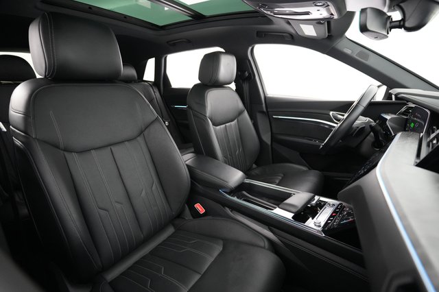2022 Audi e-tron — photo 19 of 27