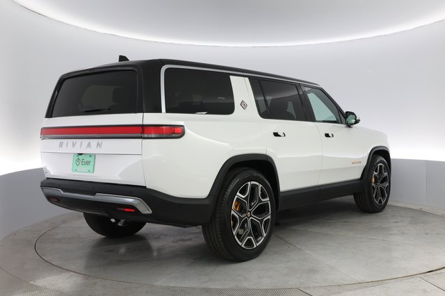 2022 Rivian R1S — photo 2 of 23