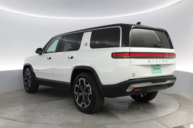 2022 Rivian R1S — photo 13 of 23
