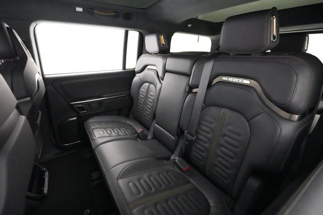 2022 Rivian R1S — photo 18 of 23