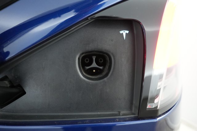 2022 Tesla Model X — photo 8 of 23