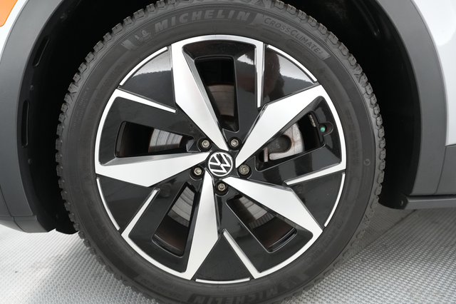 2023 Volkswagen ID.4 — photo 17 of 21
