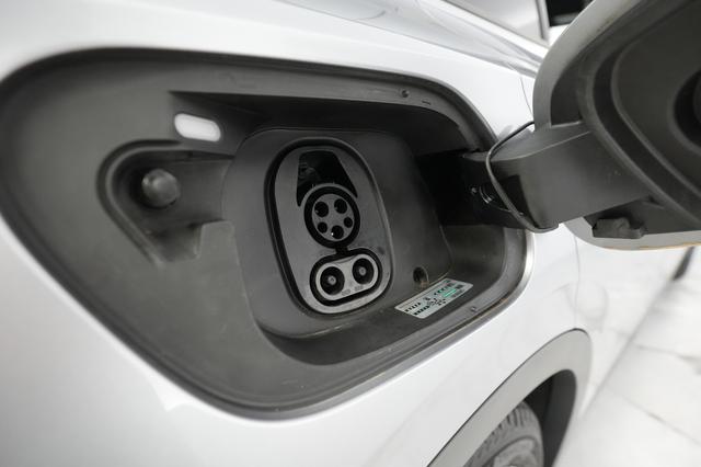 2023 Volkswagen ID.4 — photo 8 of 21