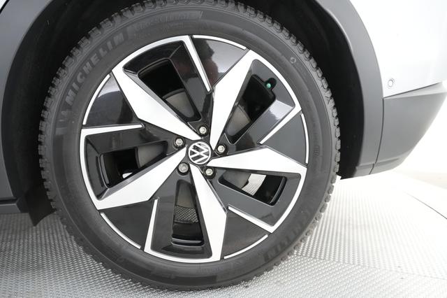 2023 Volkswagen ID.4 — photo 7 of 21