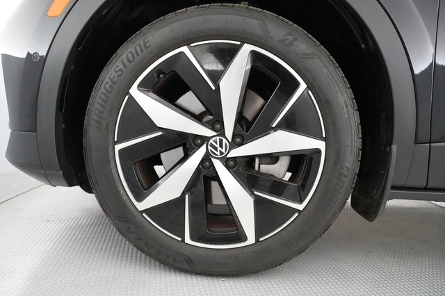 2023 Volkswagen ID.4 — photo 17 of 23