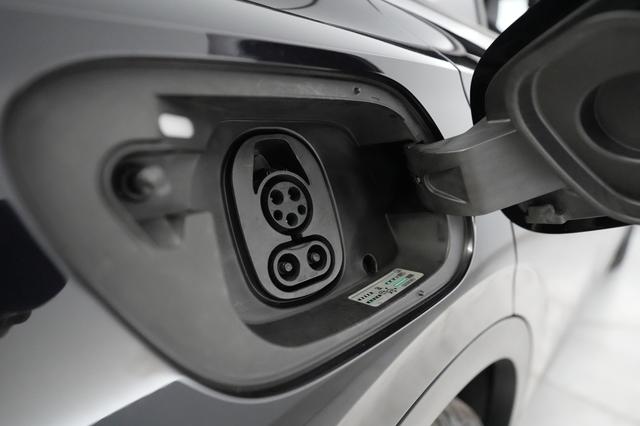 2023 Volkswagen ID.4 — photo 8 of 23