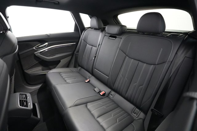 2022 Audi e-tron — photo 19 of 23