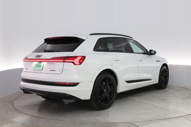 2022 Audi e-tron — photo 2 of 23