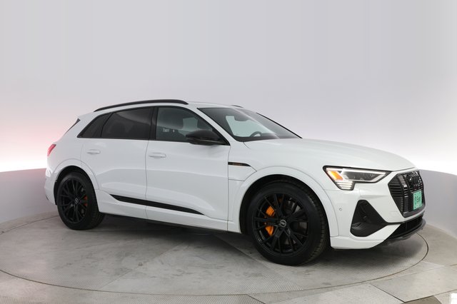 2022 Audi e-tron — photo 11 of 23