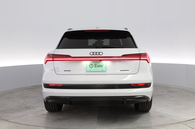 2022 Audi e-tron — photo 12 of 23