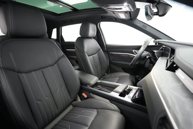 2022 Audi e-tron — photo 18 of 23