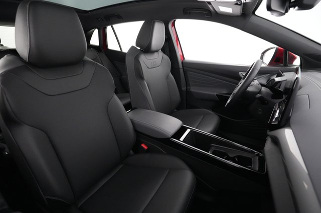 2023 Volkswagen ID.4 — photo 18 of 21