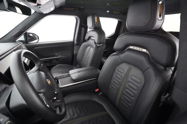 2023 Rivian R1T — photo 3 of 21