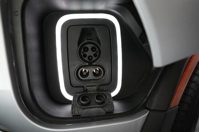 2023 Rivian R1T — photo 8 of 21