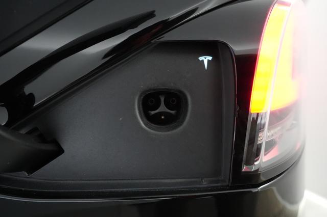 2022 Tesla Model X — photo 8 of 22