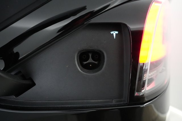 2022 Tesla Model X — photo 8 of 22