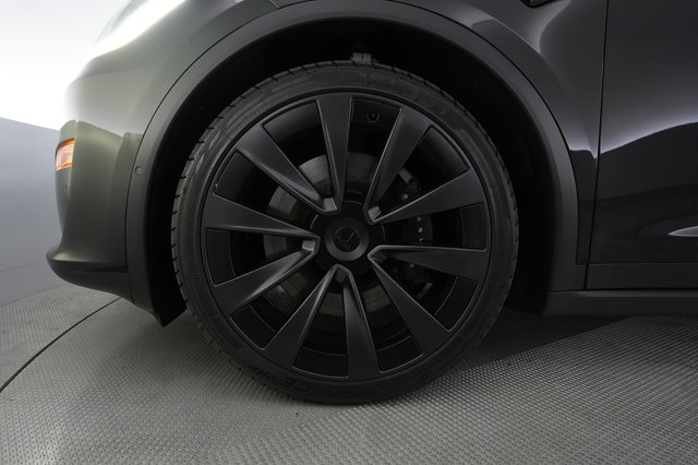 2022 Tesla Model X — photo 16 of 22