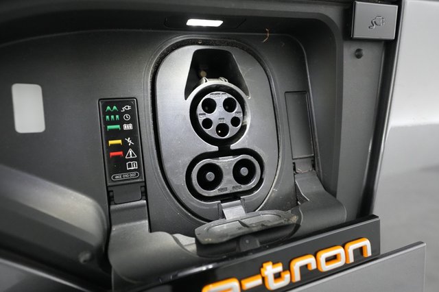 2021 Audi e-tron — photo 8 of 23