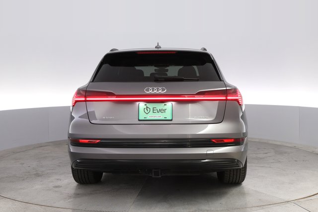 2021 Audi e-tron — photo 12 of 23