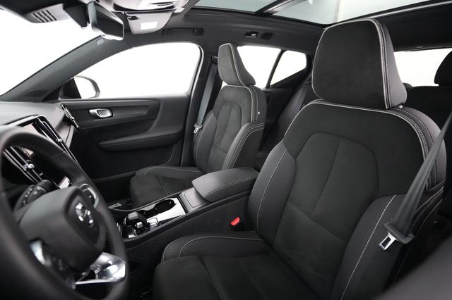 2023 Volvo XC40 Recharge — photo 3 of 22