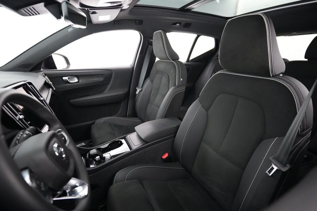 2023 Volvo XC40 Recharge — photo 3 of 22