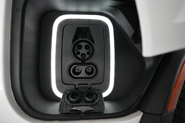 2023 Rivian R1T — photo 8 of 26