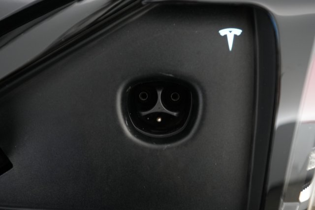 2023 Tesla Model X — photo 8 of 19