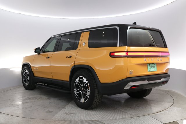 2023 Rivian R1S — photo 13 of 23