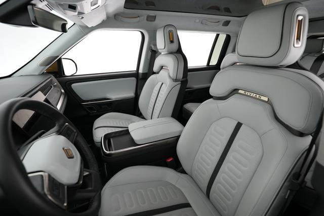 2023 Rivian R1S — photo 3 of 23