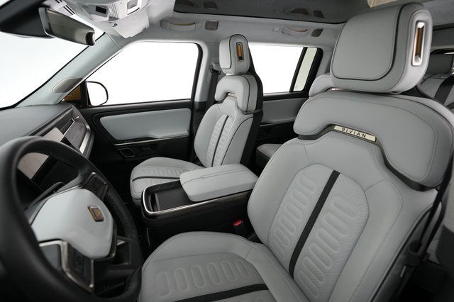 2023 Rivian R1S — photo 3 of 23