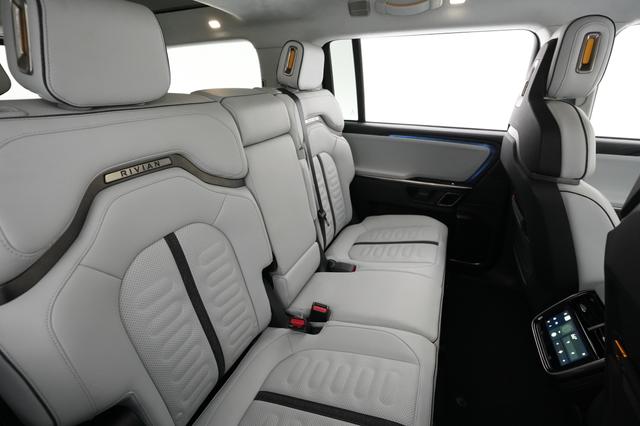 2023 Rivian R1S — photo 4 of 23