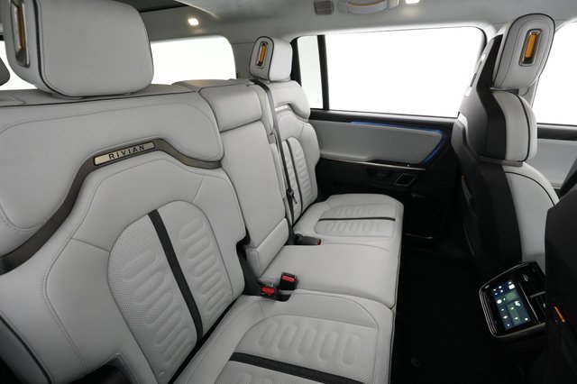 2023 Rivian R1S — photo 4 of 23