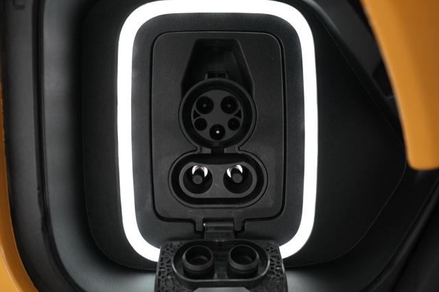 2023 Rivian R1S — photo 8 of 23