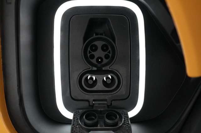 2023 Rivian R1S — photo 8 of 23