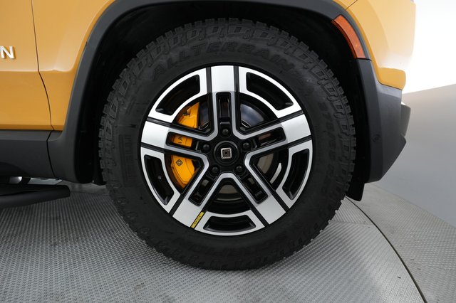 2023 Rivian R1S — photo 16 of 23