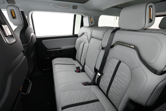 2023 Rivian R1S — photo 18 of 23