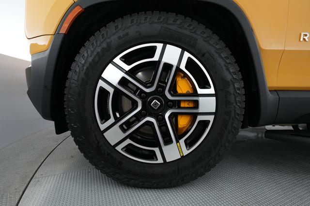 2023 Rivian R1S — photo 7 of 23