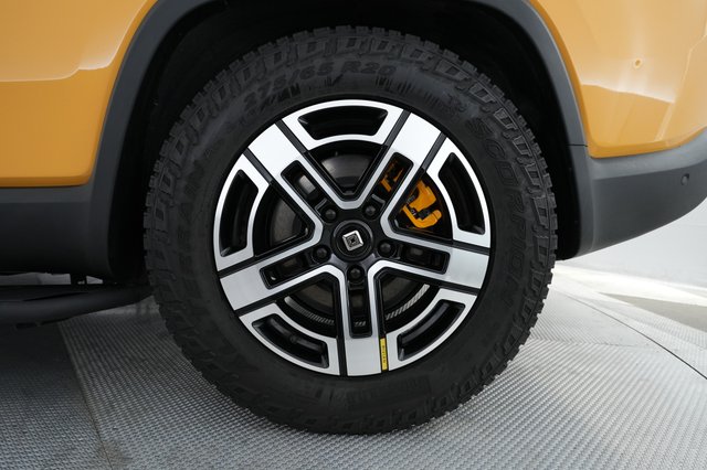 2023 Rivian R1S — photo 17 of 23