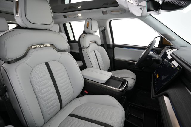 2023 Rivian R1S — photo 19 of 23